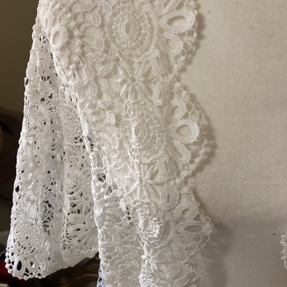 Bebe white lace cardigan, size o/s.  In excellent condition, never worn! - Picture 2 of 5